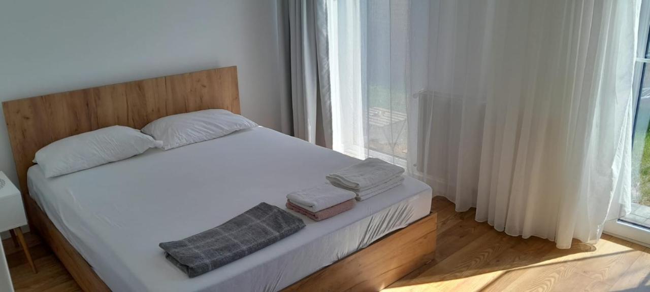 Coresi, 2 Camere, Sleeps 6 Large Private Garden Apartment Pets Welcome Braşov Extérieur photo