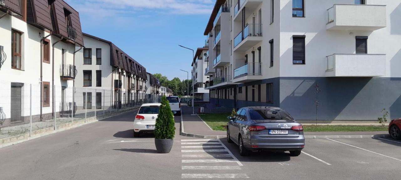Coresi, 2 Camere, Sleeps 6 Large Private Garden Apartment Pets Welcome Braşov Extérieur photo